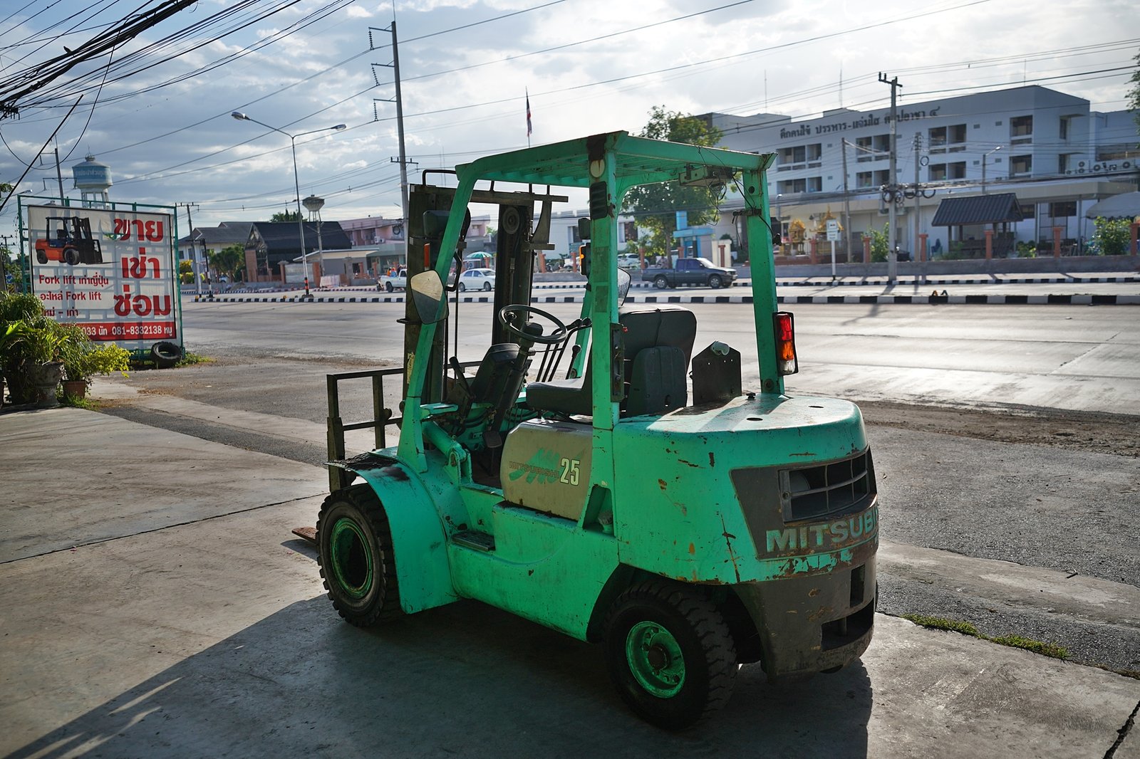 รถยกเก่าญี่ปุ่น mitsubishi f18b 2.5ตัน ดีเซล ธรรมดา เสา 3 เมตร ฮิ้ง ล้อคู่ รถยกเก่าญี่ปุ่น mitsubishi f18b 2.5ตัน ดีเซล ธรรมดา เสา 3 เมตร ฮิ้ง ล้อคู่