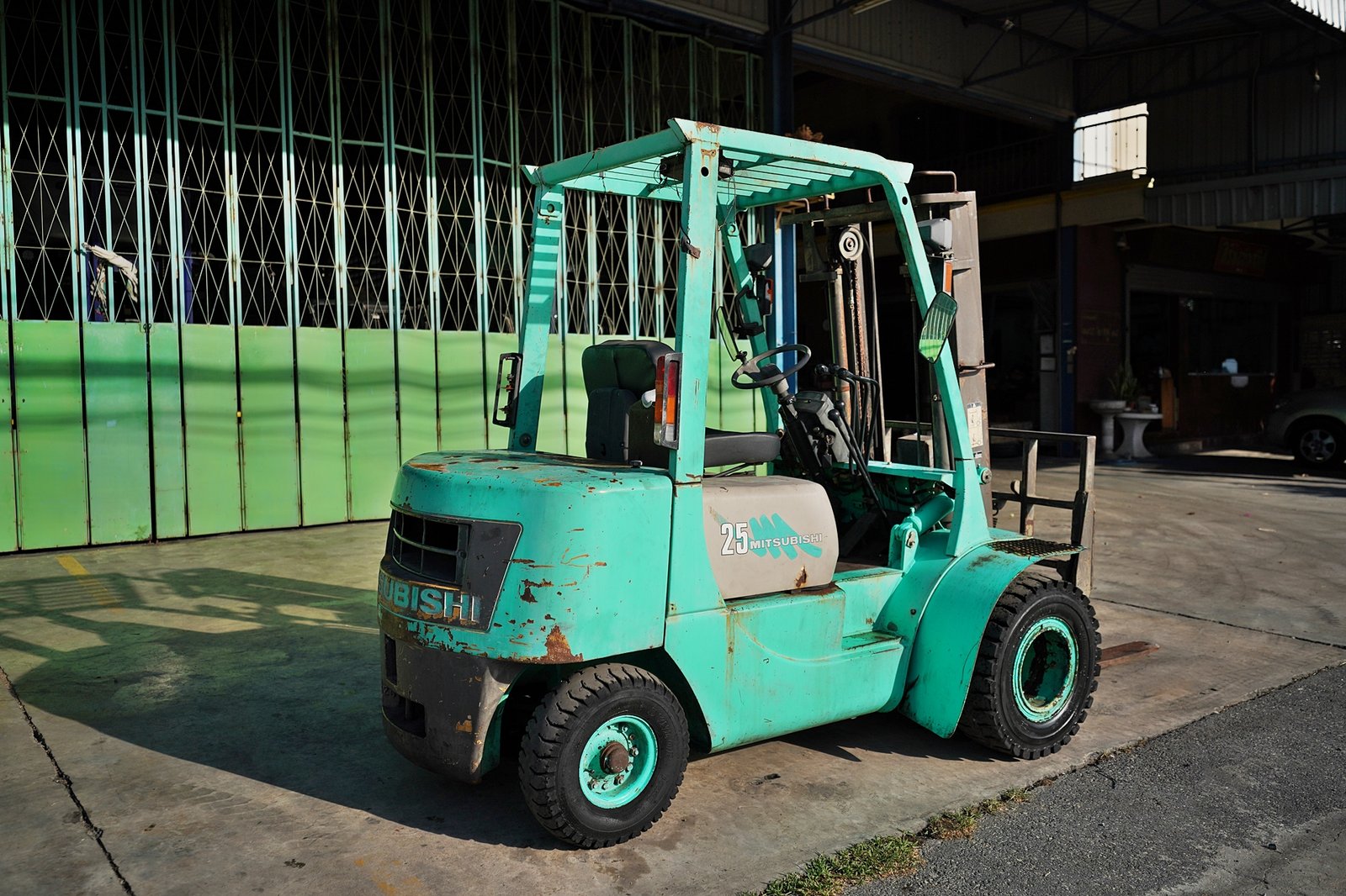 รถยกเก่าญี่ปุ่น mitsubishi f18b 2.5ตัน ดีเซล ธรรมดา เสา 3 เมตร ฮิ้ง ล้อคู่ รถยกเก่าญี่ปุ่น mitsubishi f18b 2.5ตัน ดีเซล ธรรมดา เสา 3 เมตร ฮิ้ง ล้อคู่