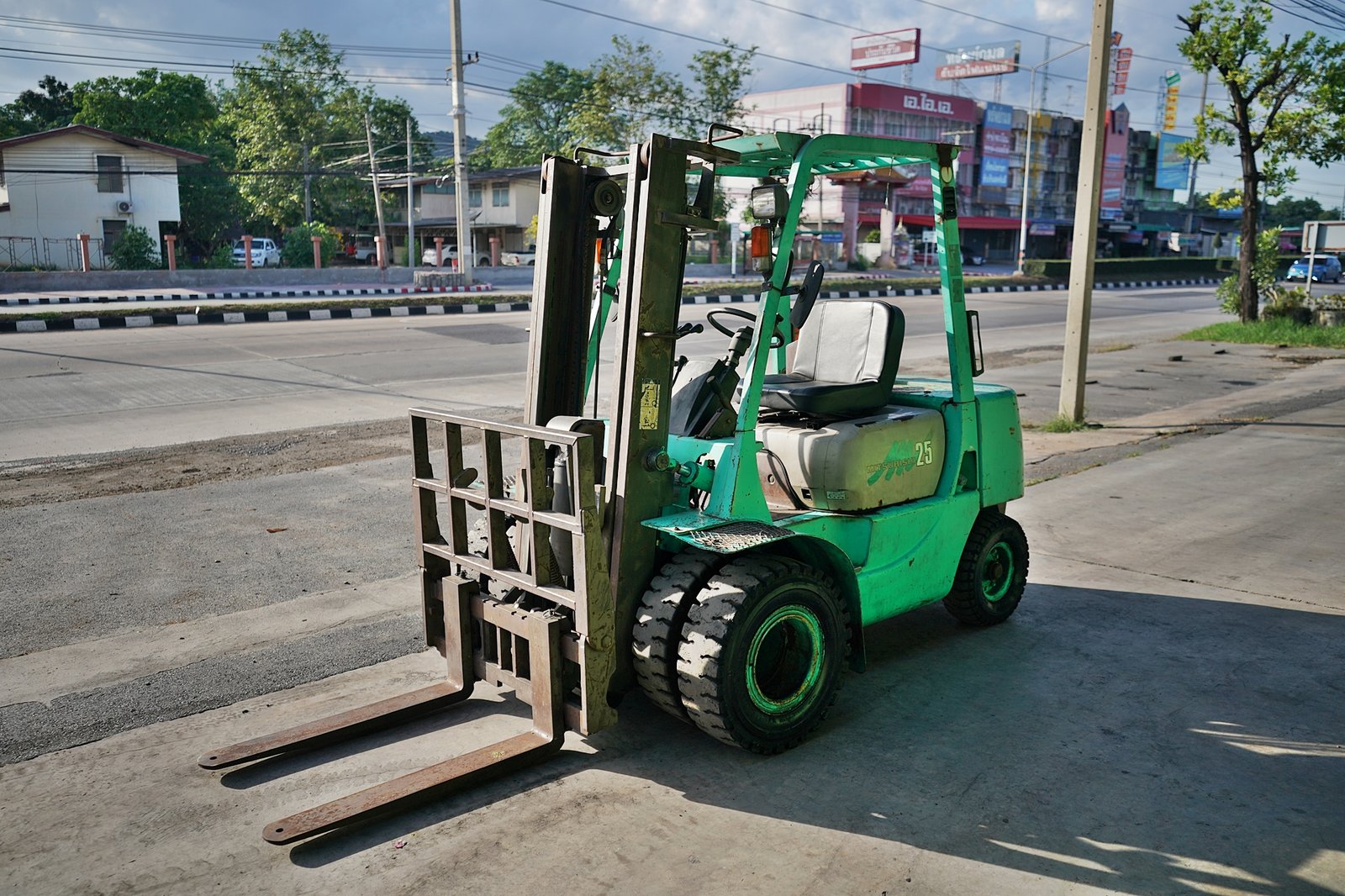 รถยกเก่าญี่ปุ่น mitsubishi f18b 2.5ตัน ดีเซล ธรรมดา เสา 3 เมตร ฮิ้ง ล้อคู่ รถยกเก่าญี่ปุ่น mitsubishi f18b 2.5ตัน ดีเซล ธรรมดา เสา 3 เมตร ฮิ้ง ล้อคู่