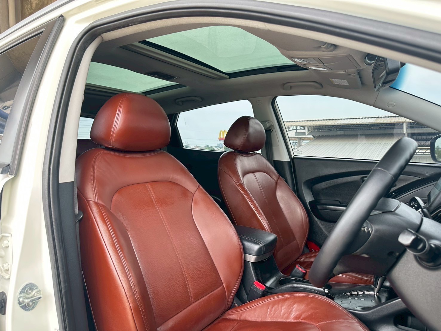 HYUNDAI TUCSON 4WD (IX35)2.0L 6AT Panaromic Glass Roof HYUNDAI TUCSON 4WD (IX35)2.0L 6AT Panaromic Glass Roof