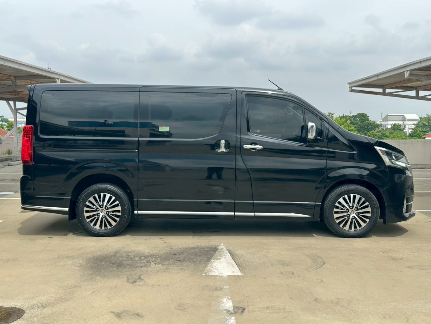 TOYOTA Majesty Model Premium 2.8L Diesel VN Turbo TOYOTA Majesty Model Premium 2.8L Diesel VN Turbo