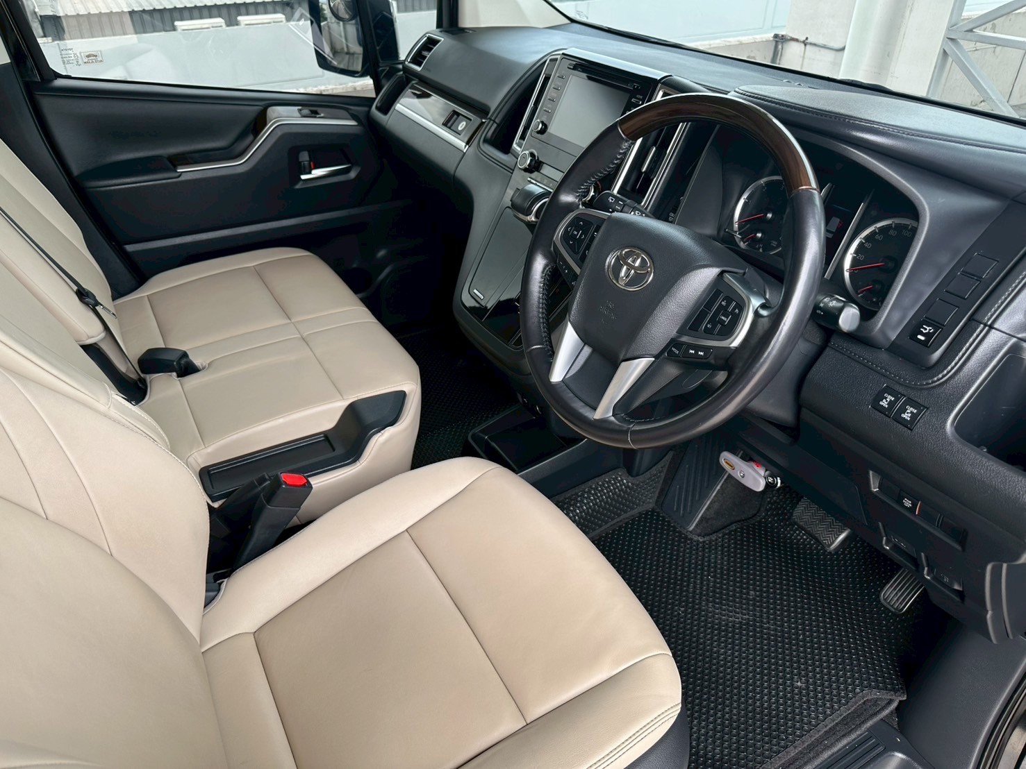 TOYOTA Majesty Model Premium 2.8L Diesel VN Turbo TOYOTA Majesty Model Premium 2.8L Diesel VN Turbo
