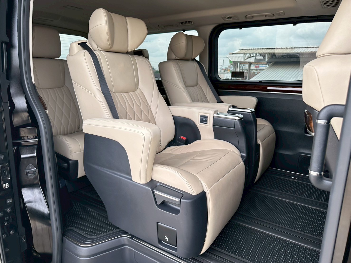 TOYOTA Majesty Model Premium 2.8L Diesel VN Turbo