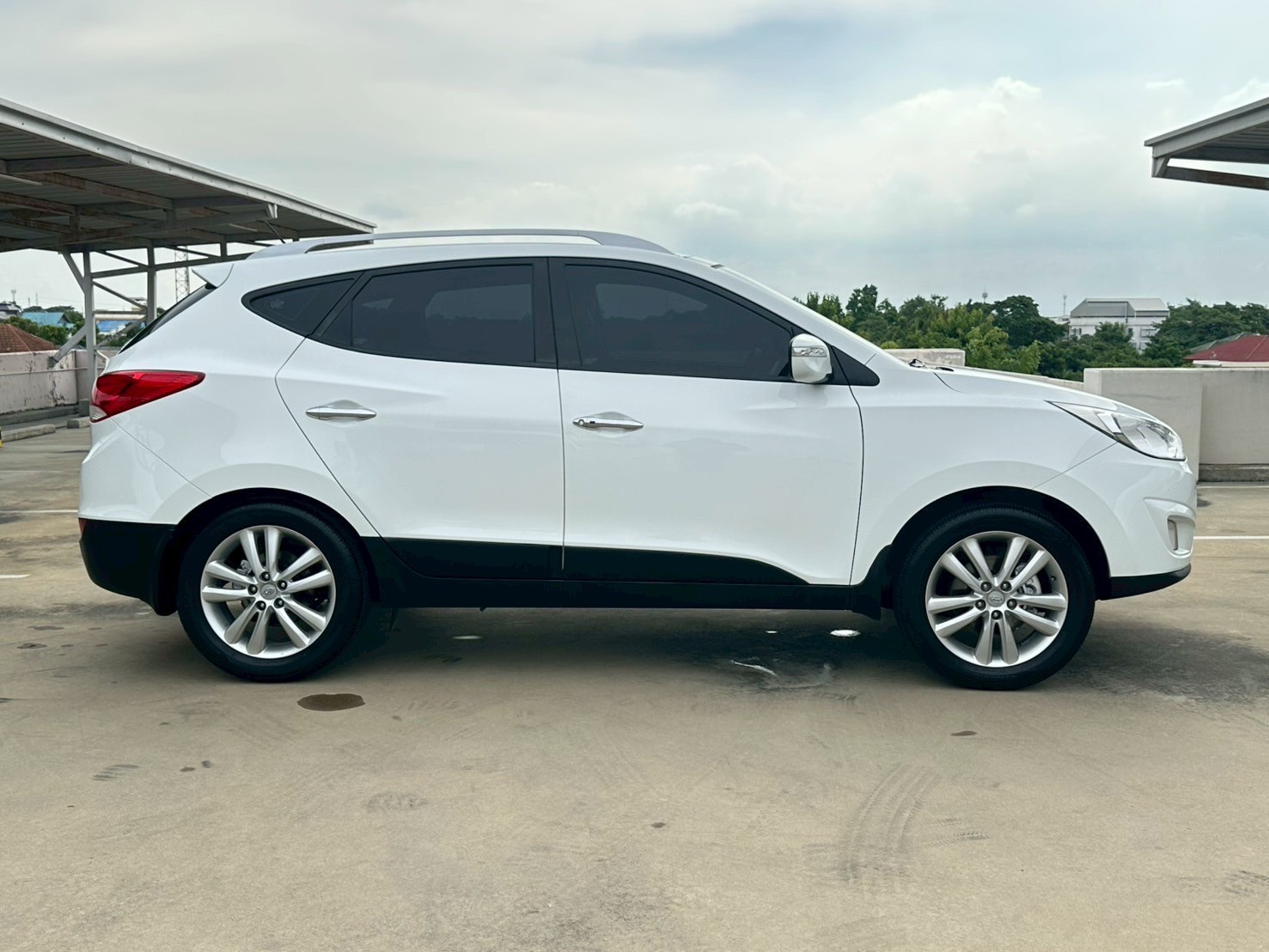 HYUNDAI TUCSON 4WD (IX35)2.0L 6AT Panaromic Glass Roof HYUNDAI TUCSON 4WD (IX35)2.0L 6AT Panaromic Glass Roof