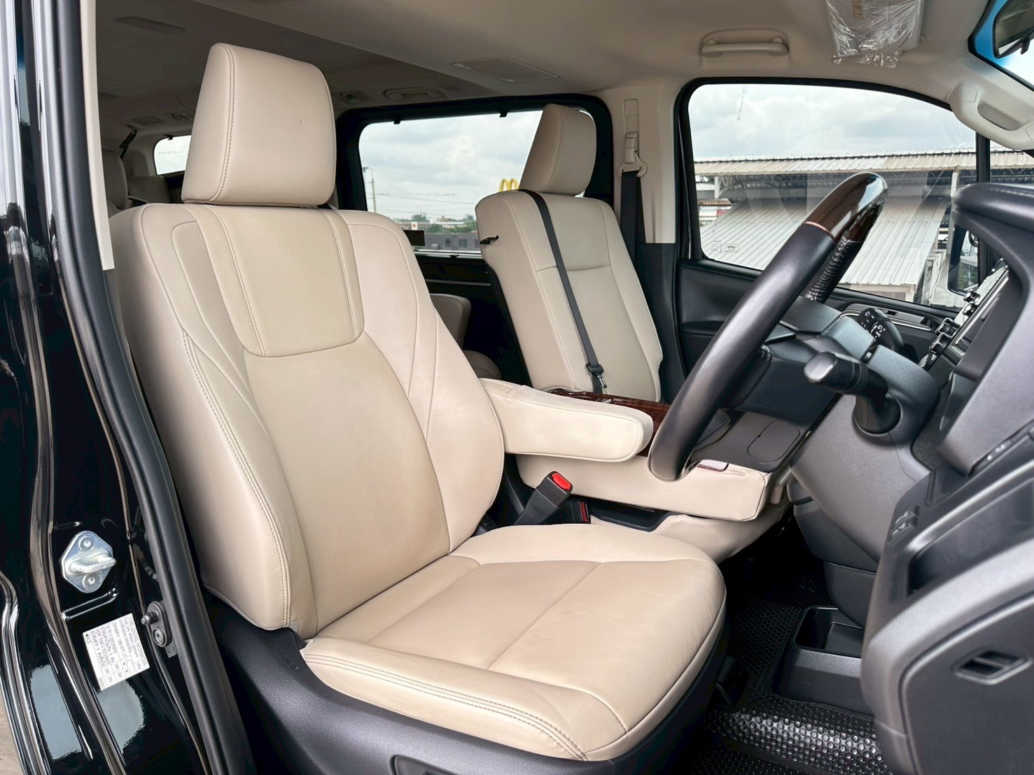 TOYOTA Majesty Model Premium 2.8L Diesel VN Turbo TOYOTA Majesty Model Premium 2.8L Diesel VN Turbo