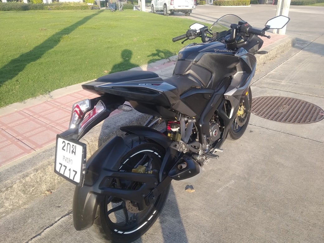 ลดราคา Bajaj Pulsar RS 200 สีดำครับ