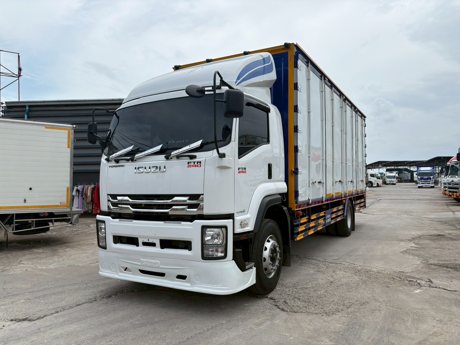 ISUZU FTR 240 ปี 65 ตู้ 10 บาน รถสวยพร้อมใช้งาน