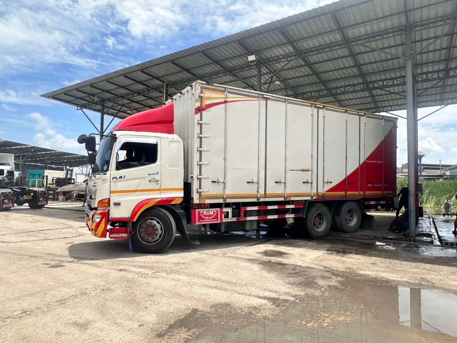 Hino Victor 10 ล้อ ตู้ 10 บาน ปี 62 Hino Victor 10 ล้อ ตู้ 10 บาน ปี 62
