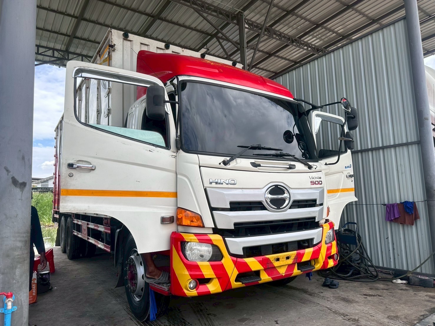 Hino Victor 10 ล้อ ตู้ 10 บาน ปี 62 Hino Victor 10 ล้อ ตู้ 10 บาน ปี 62