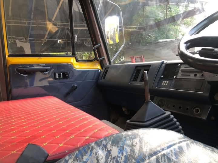 ขายรถบรรทุก 6 ล้อดั้ม isuzuFSR. เครื่อง 6BD1 165แรง คัสซีสวยเครื่องดี  กระบะยาว 3.60  กว้าง 2.30  ยาง 9.00เบสธรรมดาเอกสารทะเบียนพร้อม