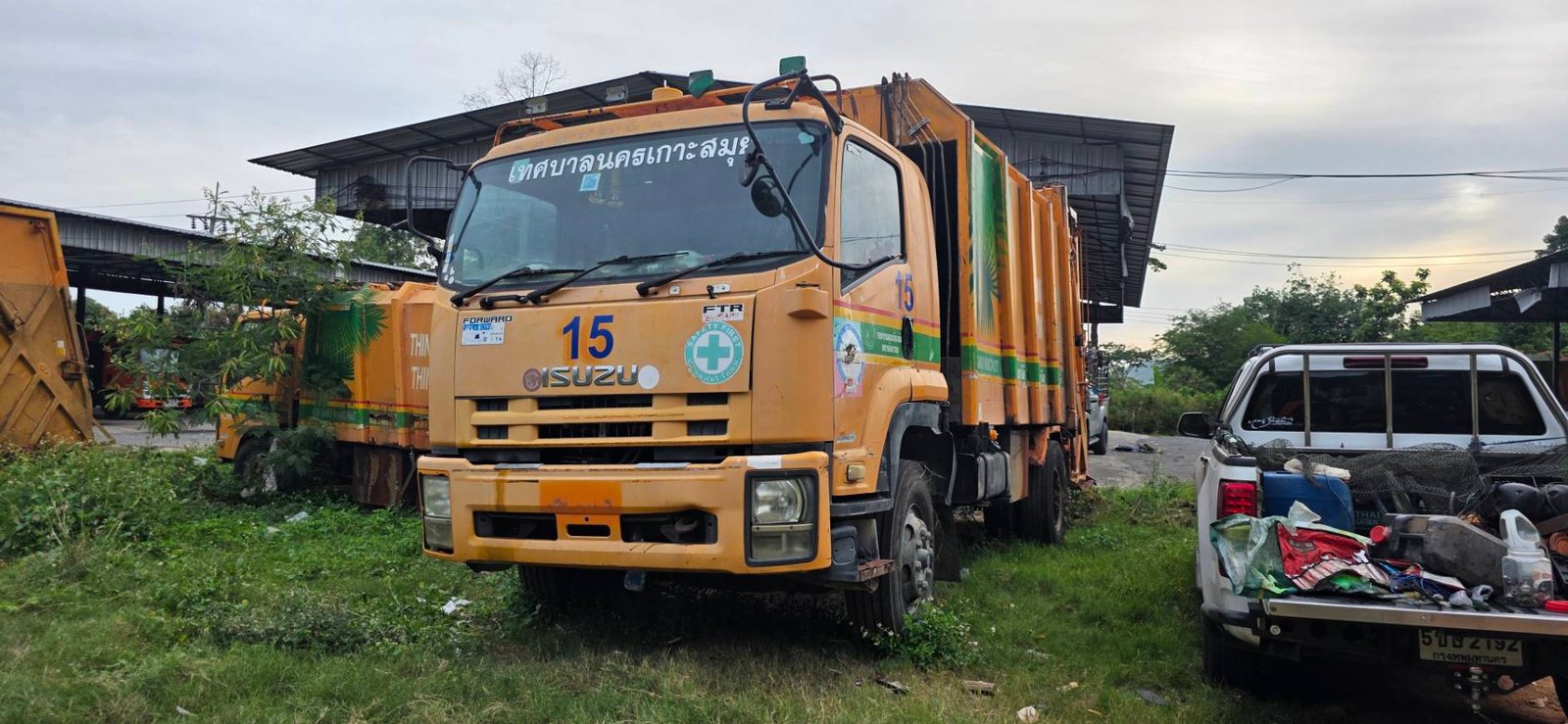 ขายรถบรรทุก 6 ล้อ isuzu FTR เครื่อง 240 แรงม้าเอกสารทะเบียนพร้อม