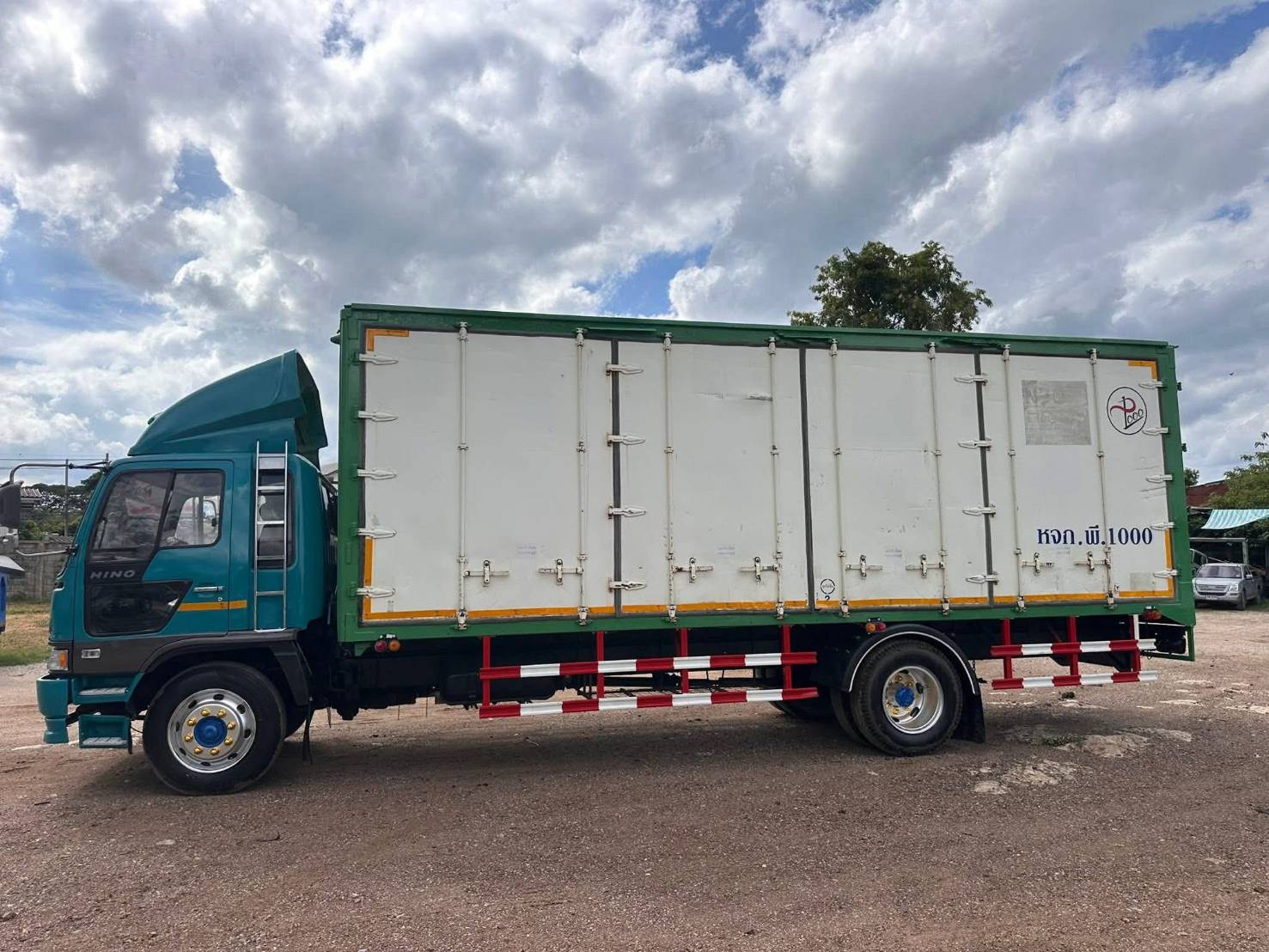 ราคา439000บาท HINO6ล้อFF3H รถห้างปี44 195แรงม้าตู้10บาน ยาว7.58เมตรกว้าง 2.28เมตร สูงใน2.40เมตร แอร์