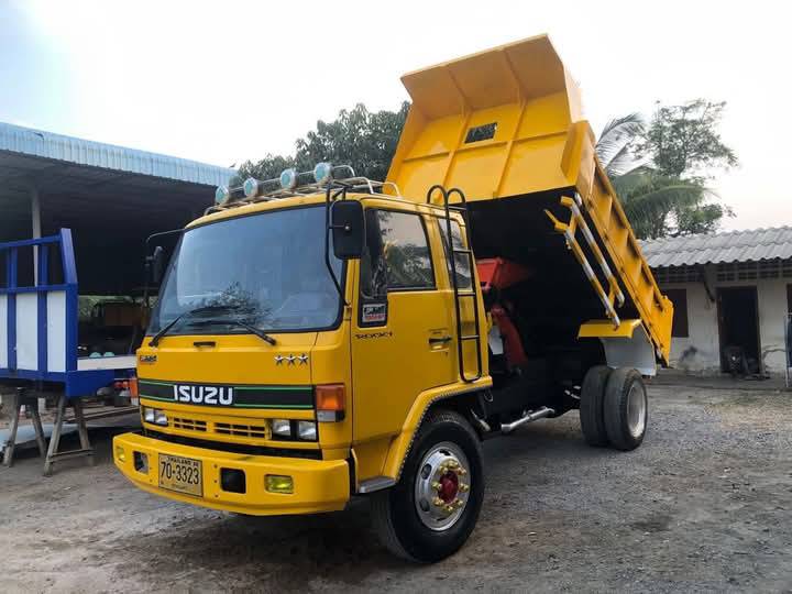 ขายรถบรรทุก 6 ล้อดั้ม isuzuFSR. เครื่อง 6BD1 165แรง คัสซีสวยเครื่องดี  กระบะยาว 3.60  กว้าง 2.30  ยาง 9.00เบสธรรมดาเอกสารทะเบียนพร้อม