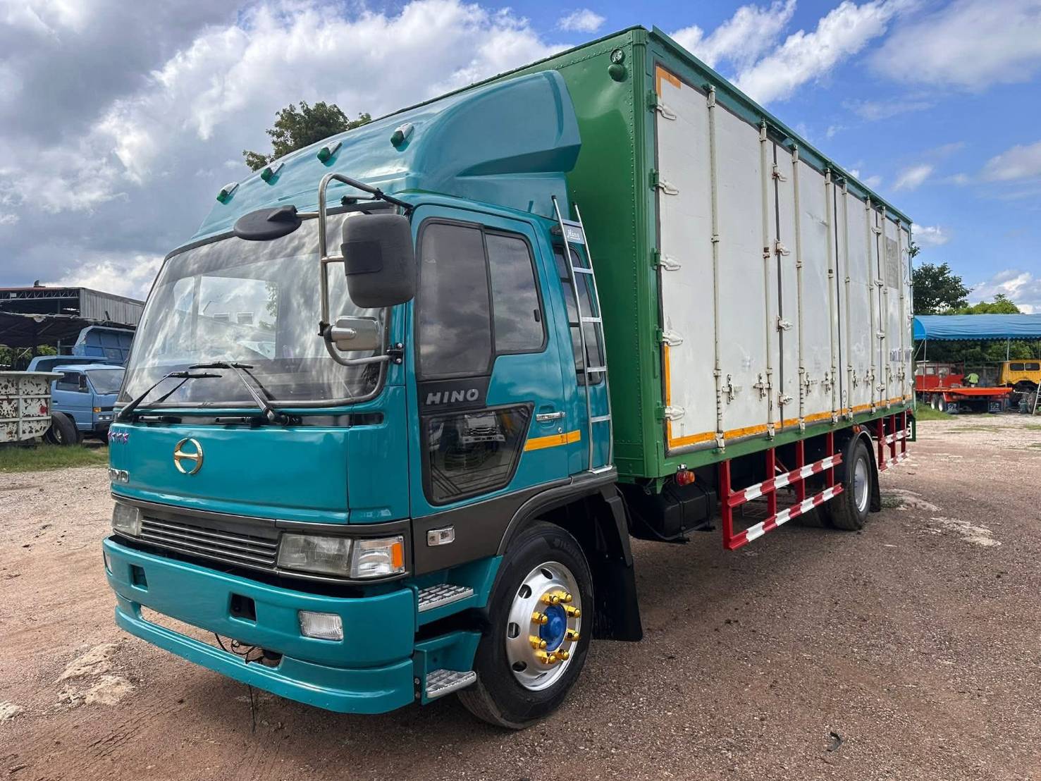 ราคา439000บาท HINO6ล้อFF3H รถห้างปี44 195แรงม้าตู้10บาน ยาว7.58เมตรกว้าง 2.28เมตร สูงใน2.40เมตร แอร์