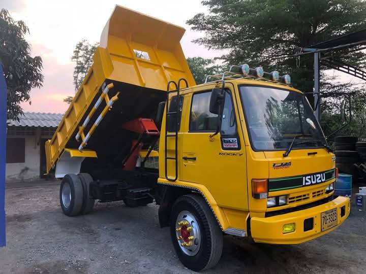 ขายรถบรรทุก 6 ล้อดั้ม isuzuFSR. เครื่อง 6BD1 165แรง คัสซีสวยเครื่องดี  กระบะยาว 3.60  กว้าง 2.30  ยาง 9.00เบสธรรมดาเอกสารทะเบียนพร้อม