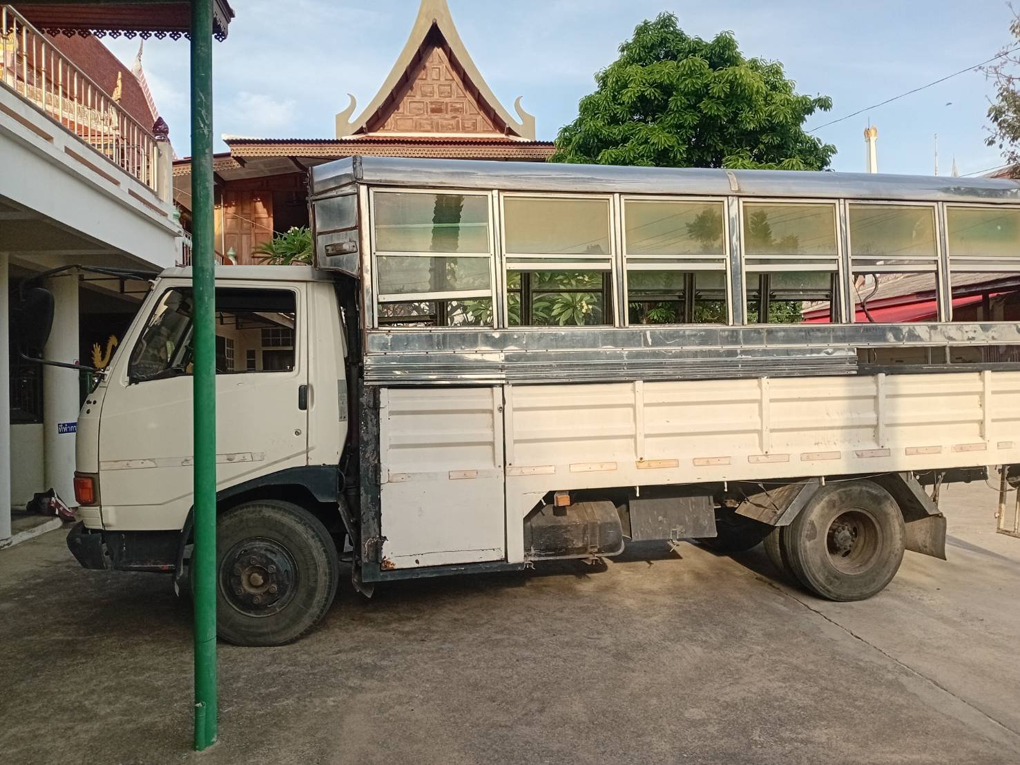 ราคา 149,000 บาทขายรถบรรทุก 6 ล้อ hino FB113เครื่อง 117 แรงม้ารถปี 32หลังคามีให้ครับกระบะเหล็กยาว 5 เมตรเอกสารทะเบียนพร้อมสนใจติดต่อ 091-146-4263