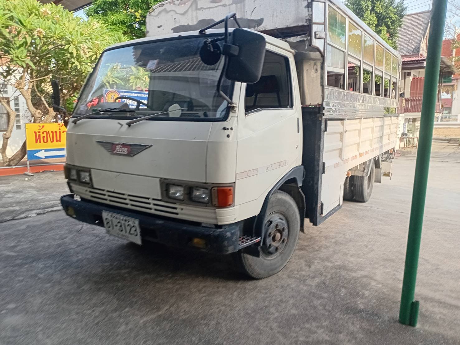 ราคา 149,000 บาทขายรถบรรทุก 6 ล้อ hino FB113เครื่อง 117 แรงม้ารถปี 32หลังคามีให้ครับกระบะเหล็กยาว 5 เมตรเอกสารทะเบียนพร้อมสนใจติดต่อ 091-146-4263