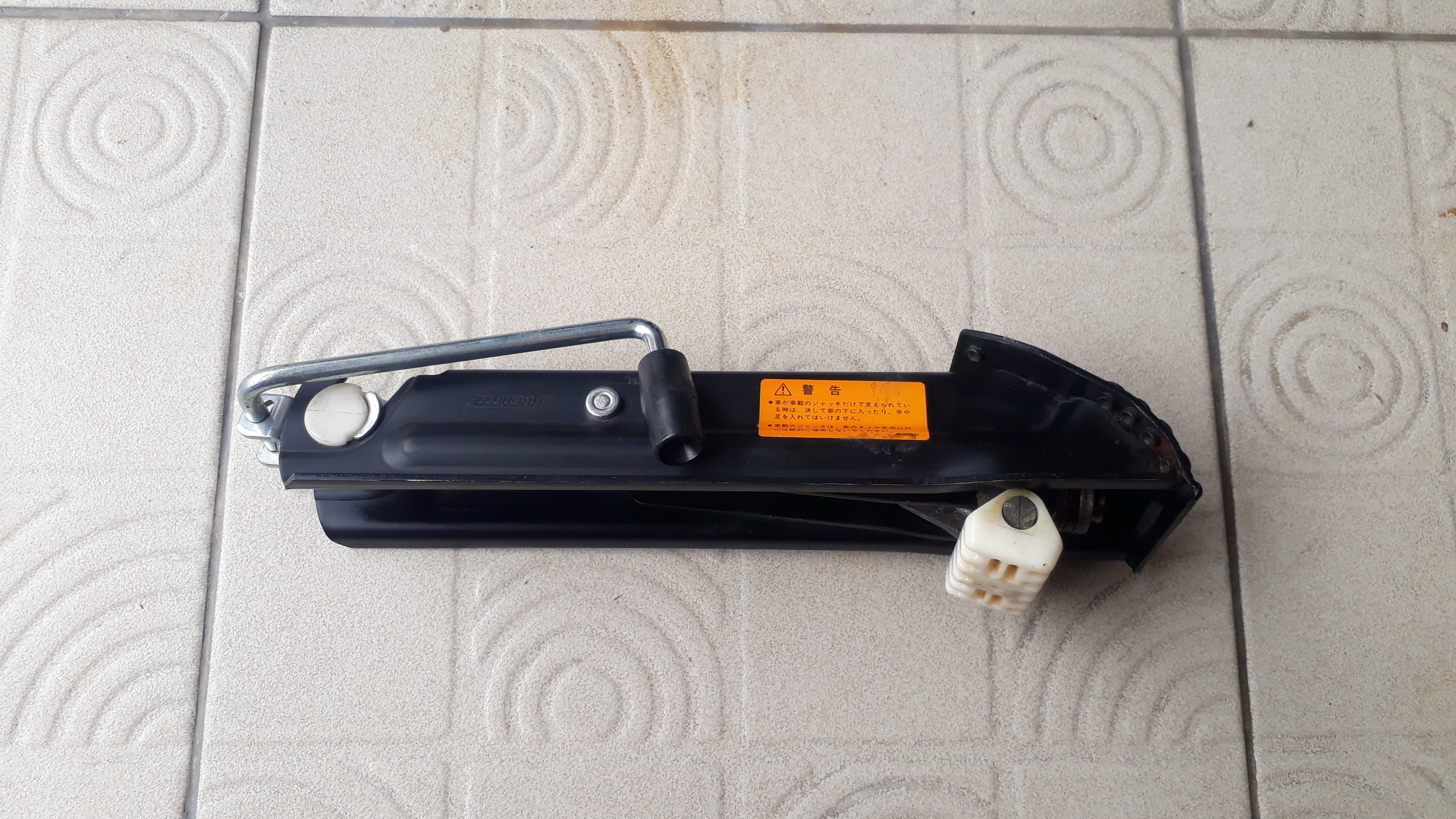 แม่แรง ติดรถ BENZ W211 S211 แท้