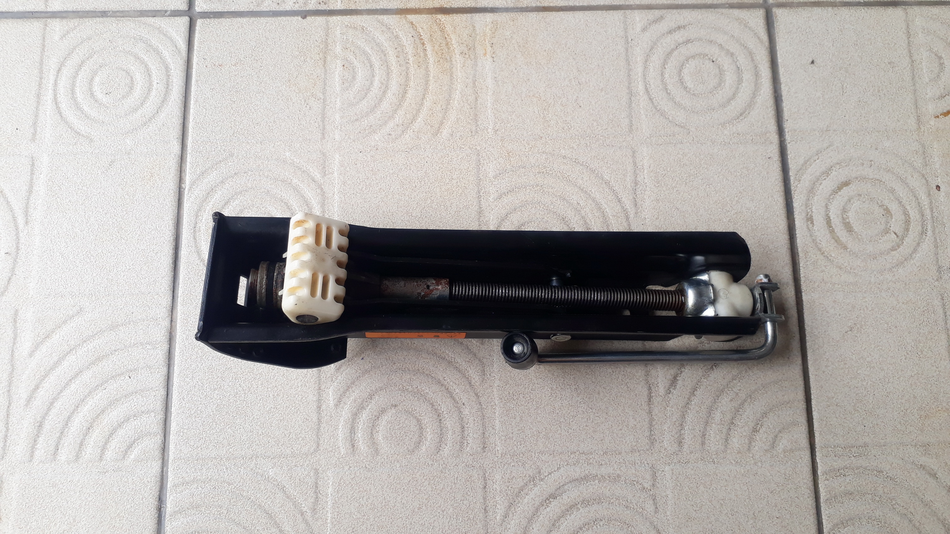 แม่แรง ติดรถ BENZ W211 S211 แท้