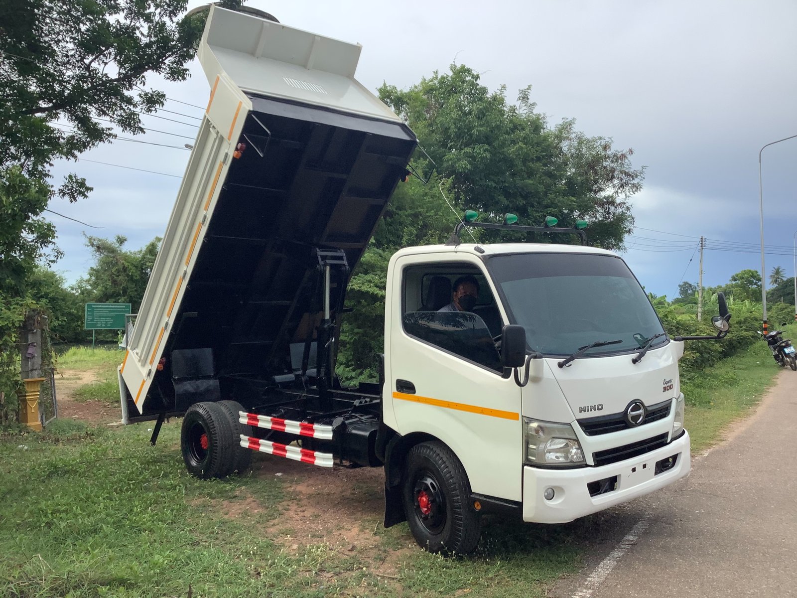 Hino 6 ล้อดูโอ้150แรง(ดั้มสามมิตร)ยูโร3 ปี58 ราคา 560,000 บาท Hino 6 ล้อดูโอ้150แรง(ดั้มสามมิตร)ยูโร3 ปี58 ราคา 560,000 บาท