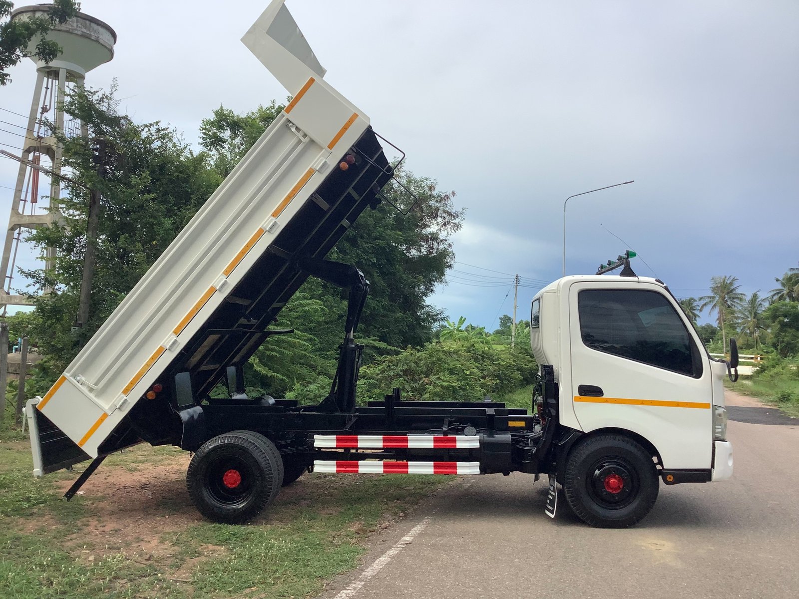 Hino 6 ล้อดูโอ้150แรง(ดั้มสามมิตร)ยูโร3 ปี58 ราคา 560,000 บาท