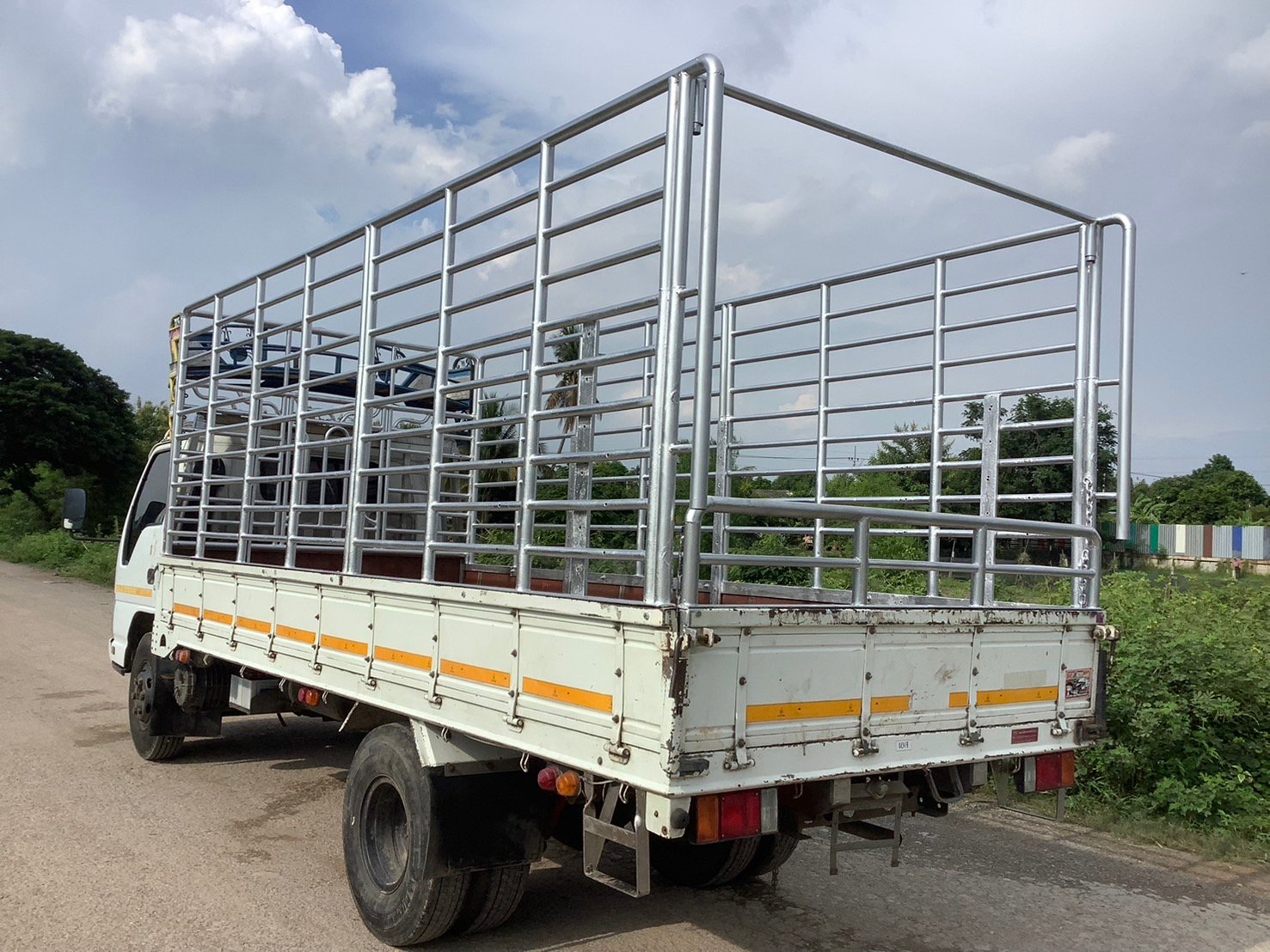 ISUZU NPR 130 แรง ยูโร2 ปี49 รถคอก  ราคา 360,000 บาท