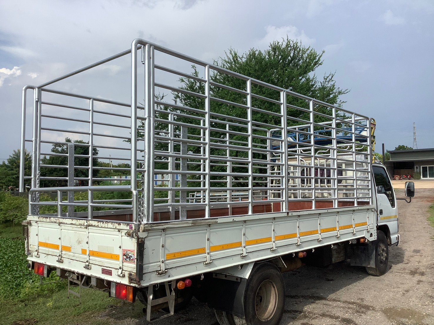ISUZU NPR 130 แรง ยูโร2 ปี49 รถคอก  ราคา 360,000 บาท