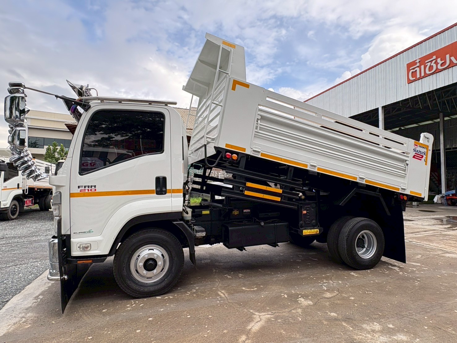 ISUZU FRR 210 MAX TORQUE (เฟืองช้า) ปี 66 ราคา 1,280,000 บาท ISUZU FRR 210 MAX TORQUE (เฟืองช้า) ปี 66 ราคา 1,280,000 บาท