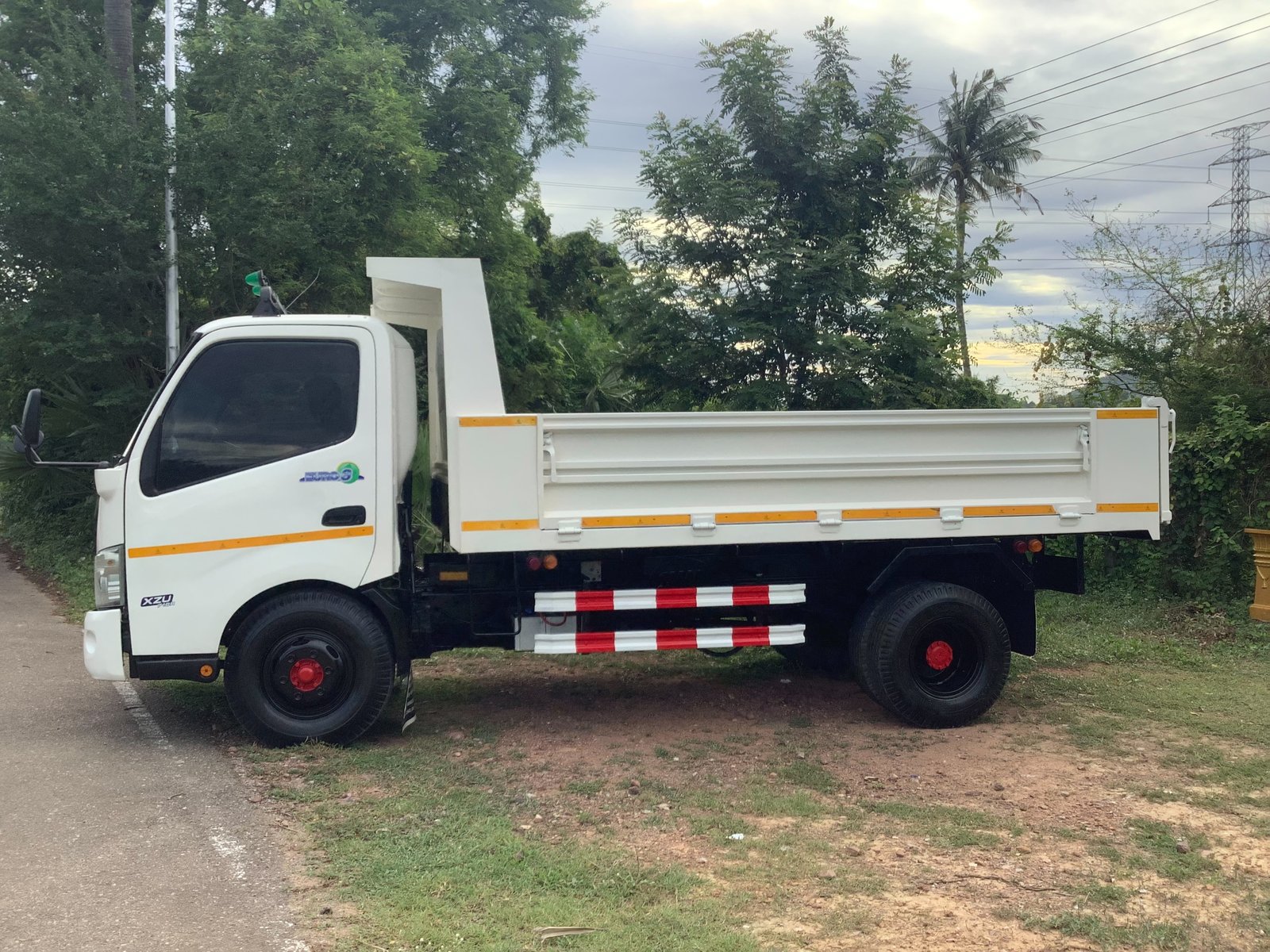 Hino 6 ล้อดูโอ้150แรง(ดั้มสามมิตร)ยูโร3 ปี58 ราคา 560,000 บาท