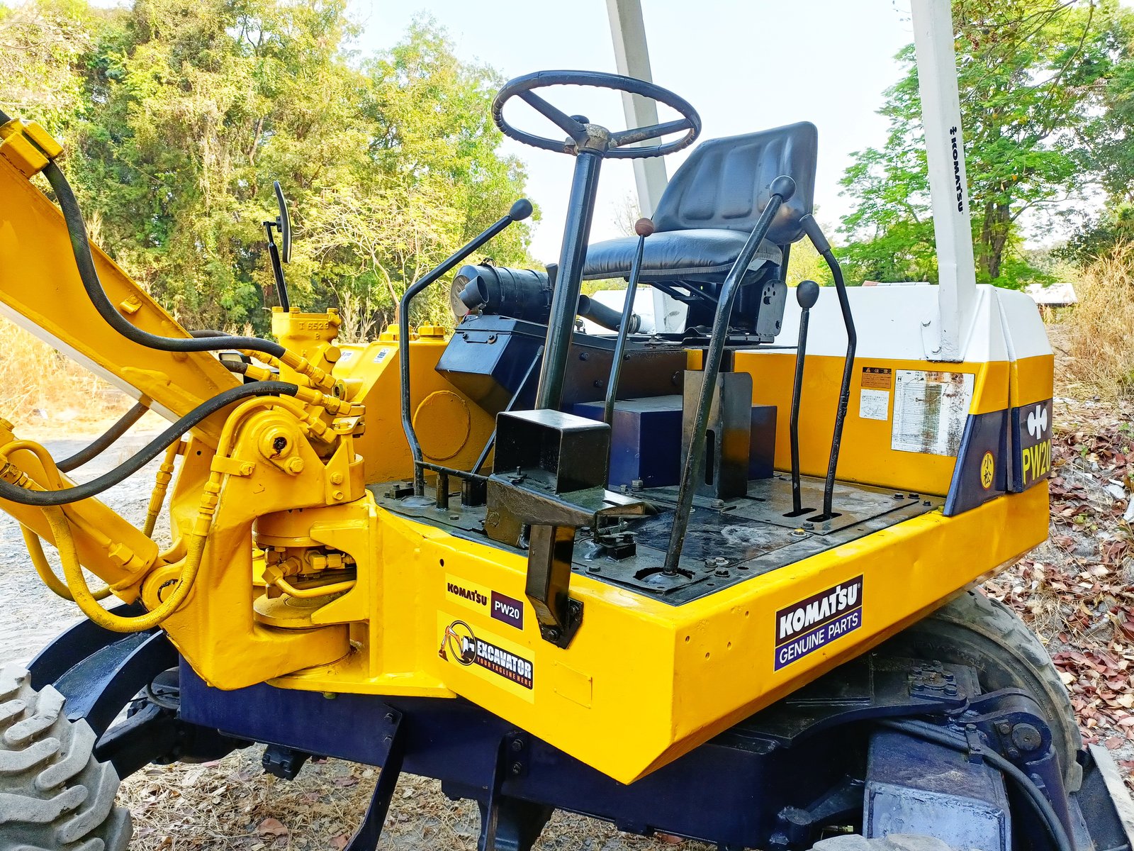 รถขุดล้อยาง รถแบคโฮ Komatsu PW20 รถขนาด 3 ตัน PC30 ทำงานได้เอนกประสงค์ เข้าถึงหน้างานได้ทุกพื้นที่