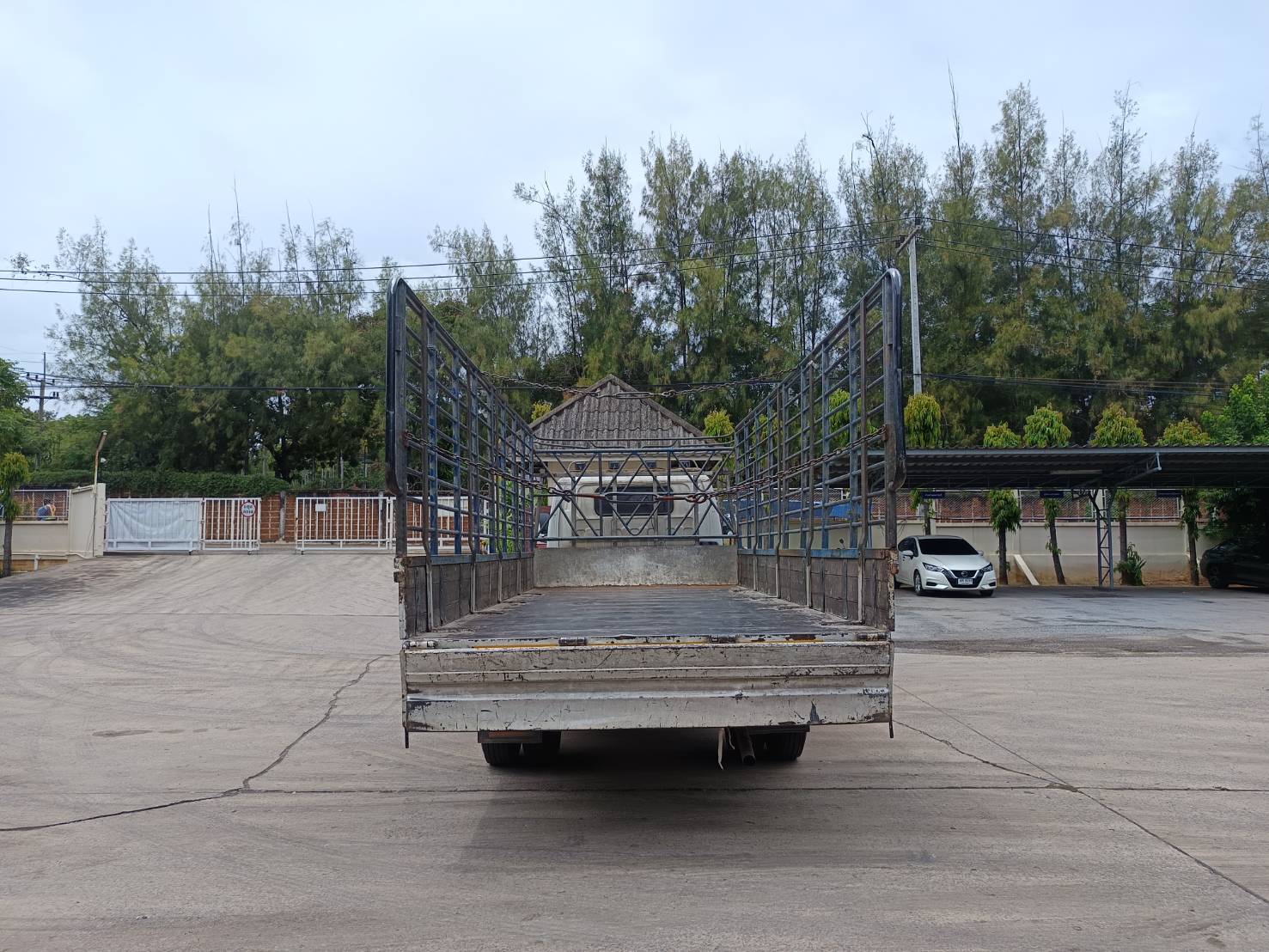 รถบรรทุก 6 ล้อ ISUZU ELF130 แรงม้า ปี49 กระบะคอกเหล็ก