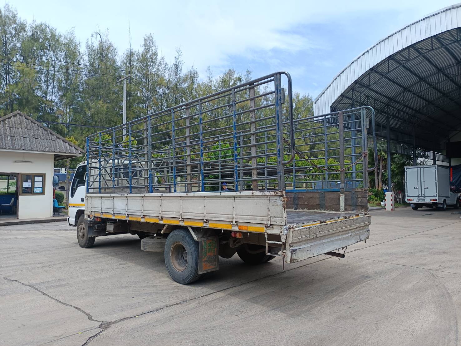 รถบรรทุก 6 ล้อ ISUZU ELF130 แรงม้า ปี49 กระบะคอกเหล็ก