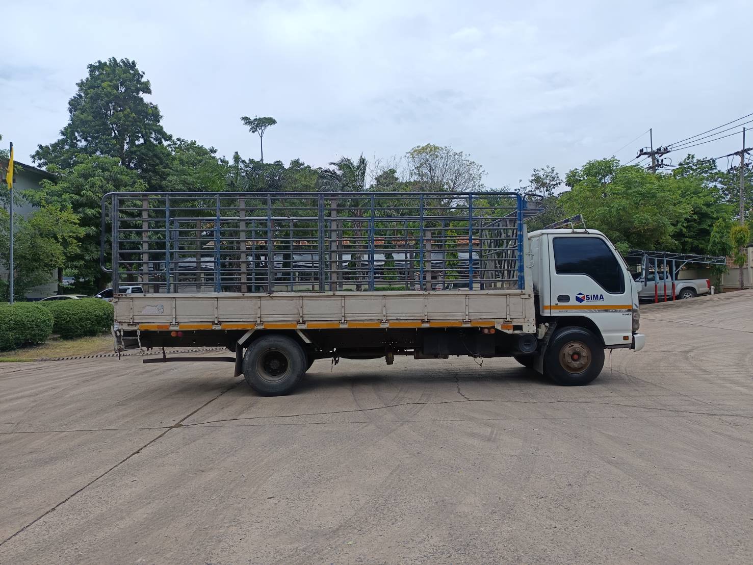 รถบรรทุก 6 ล้อ ISUZU ELF130 แรงม้า ปี49 กระบะคอกเหล็ก