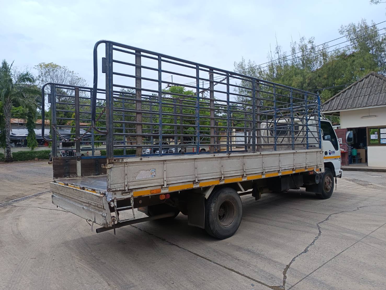 รถบรรทุก 6 ล้อ ISUZU ELF130 แรงม้า ปี49 กระบะคอกเหล็ก
