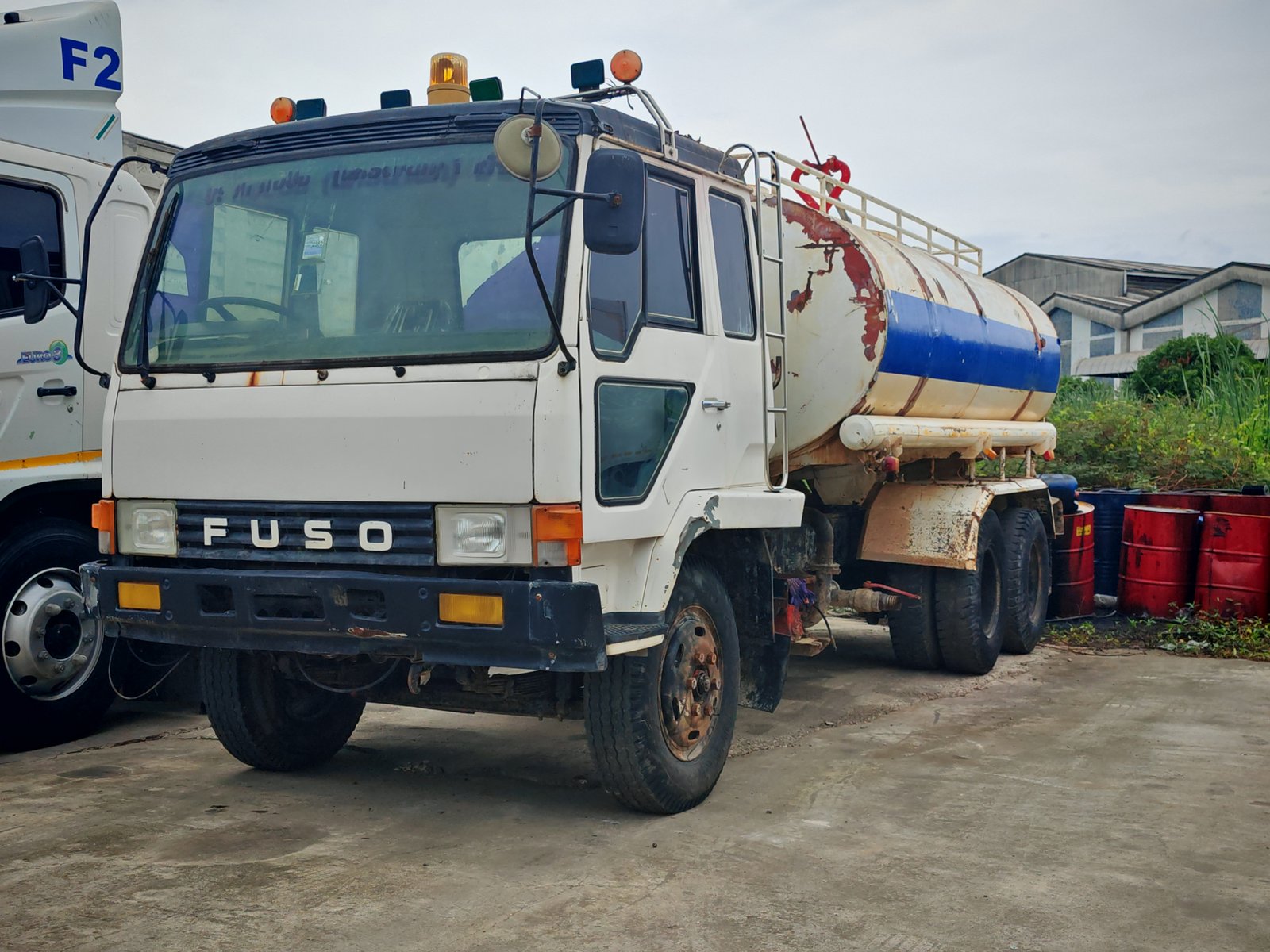 ♨️______รถแทงค์น้ำ 10 ล้อ 2 เพลา FUSO 160 แรงม้า แทงค์มีปืนและสเปรย์ท้าย