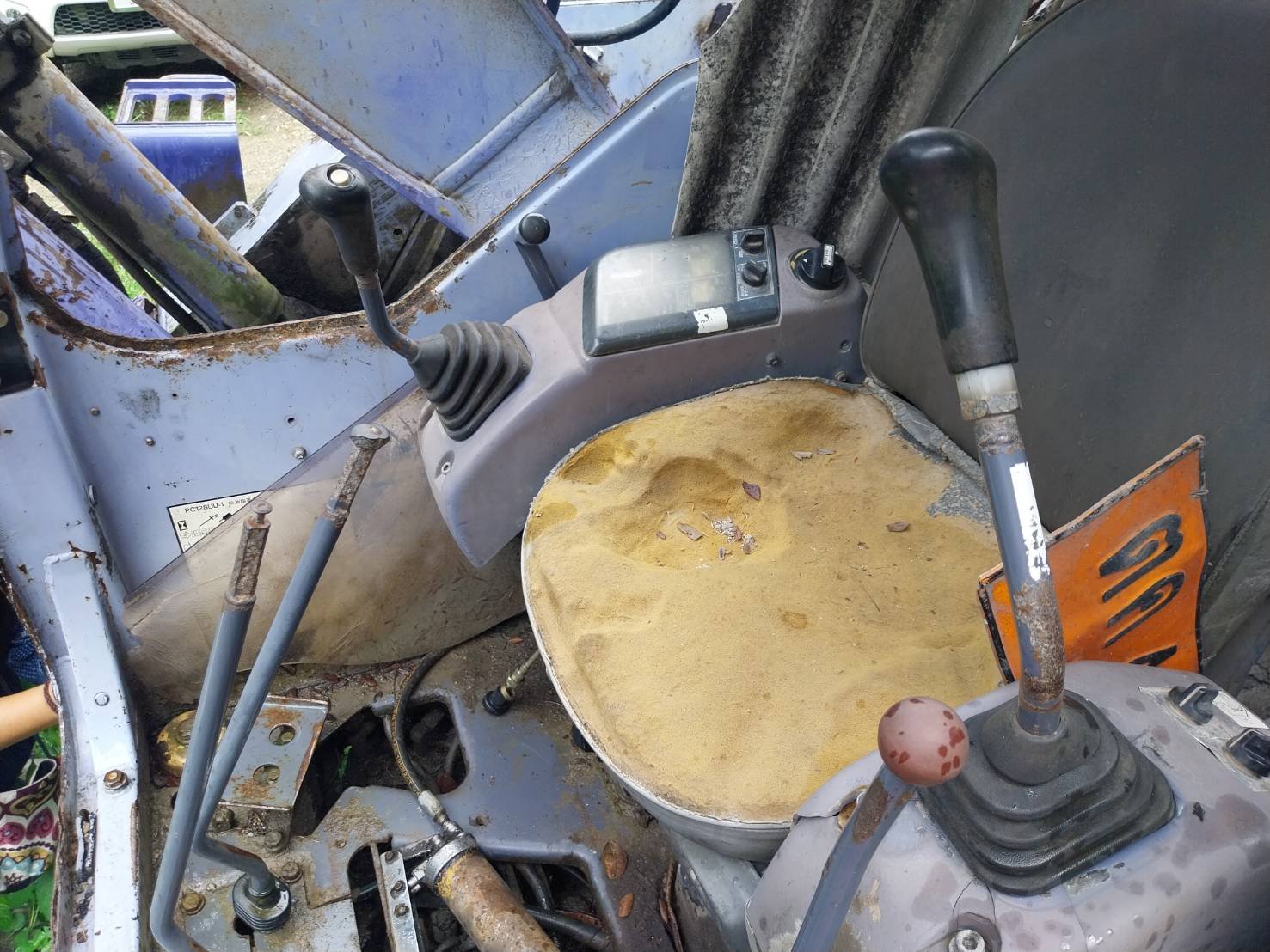 Komatsu pc128UU บูมสไลด์ เครื่องคัมมินส์4สูบเทอร์โบ เอกสารเล่มทะเบียน ช่วงล่างโซ่บูทแผ่นเฟรมดี รถใช้ Komatsu pc128UU บูมสไลด์ เครื่องคัมมินส์4สูบเทอร์โบ เอกสารเล่มทะเบียน ช่วงล่างโซ่บูทแผ่นเฟรมดี รถใช้