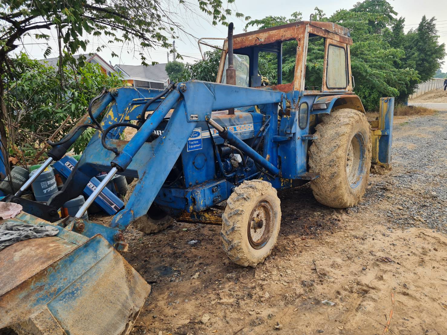 รถไถฟอรด็3สูบติดตักหน้าขุดหลัง รถไถฟอรด็3สูบติดตักหน้าขุดหลัง