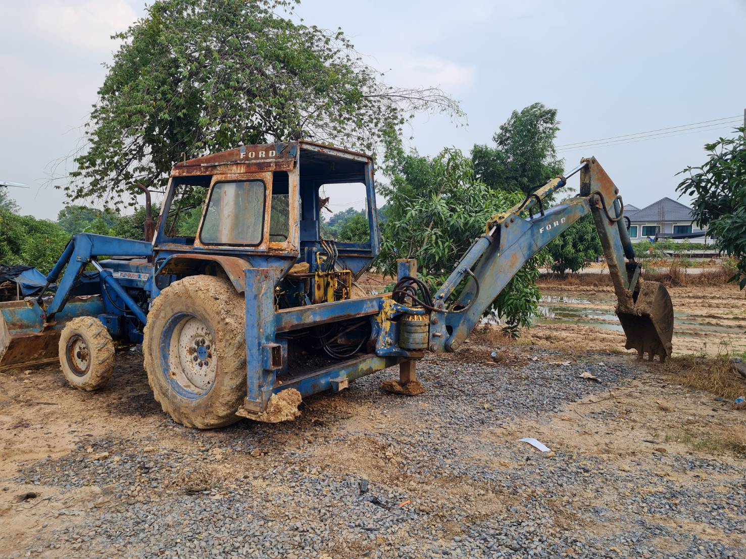 รถไถฟอรด็3สูบติดตักหน้าขุดหลัง