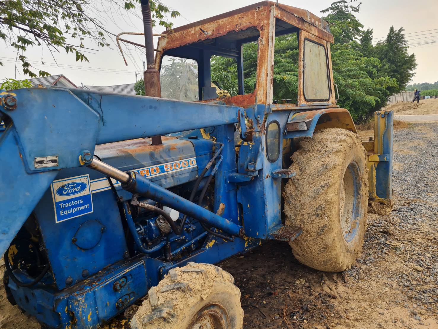 รถไถฟอรด็3สูบติดตักหน้าขุดหลัง รถไถฟอรด็3สูบติดตักหน้าขุดหลัง