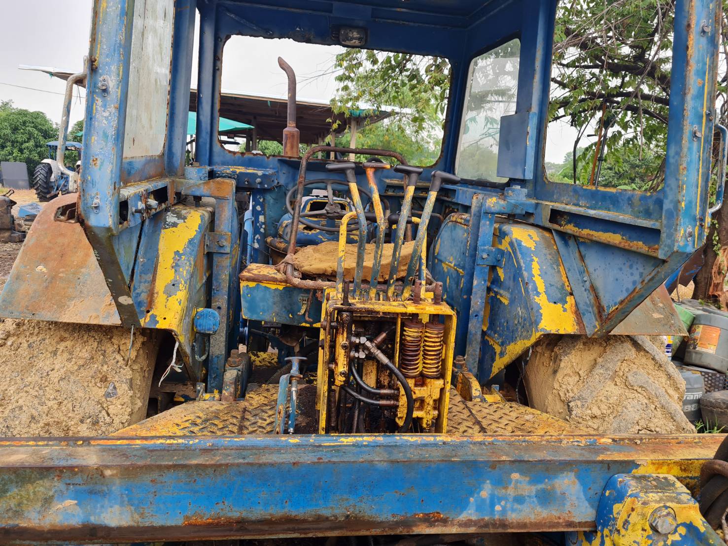 รถไถฟอรด็3สูบติดตักหน้าขุดหลัง รถไถฟอรด็3สูบติดตักหน้าขุดหลัง