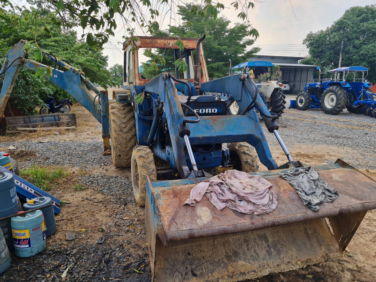 รถไถฟอรด็3สูบติดตักหน้าขุดหลัง รถไถฟอรด็3สูบติดตักหน้าขุดหลัง