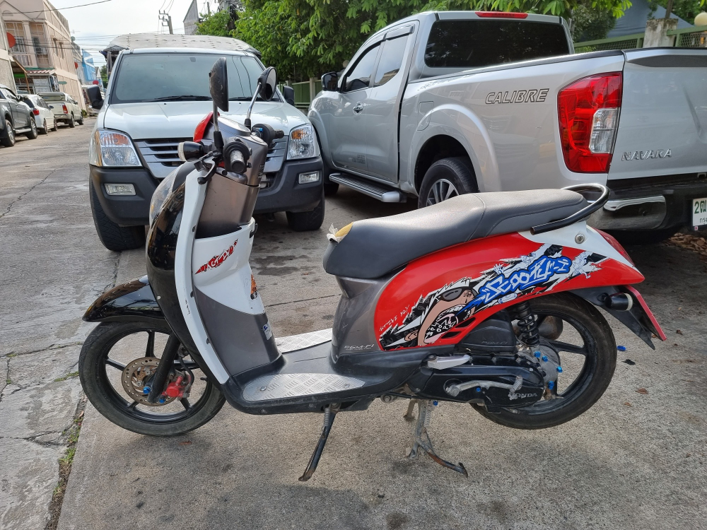 ขายถูกๆครับ Scoopy i 2012 เครื่องท่อเดิมๆ สภาพเครื่องดีมากๆ สตาดนิ่มทีเดียวติด มีเล่มชุดโอนครบ รับปีะกันโอน 100%