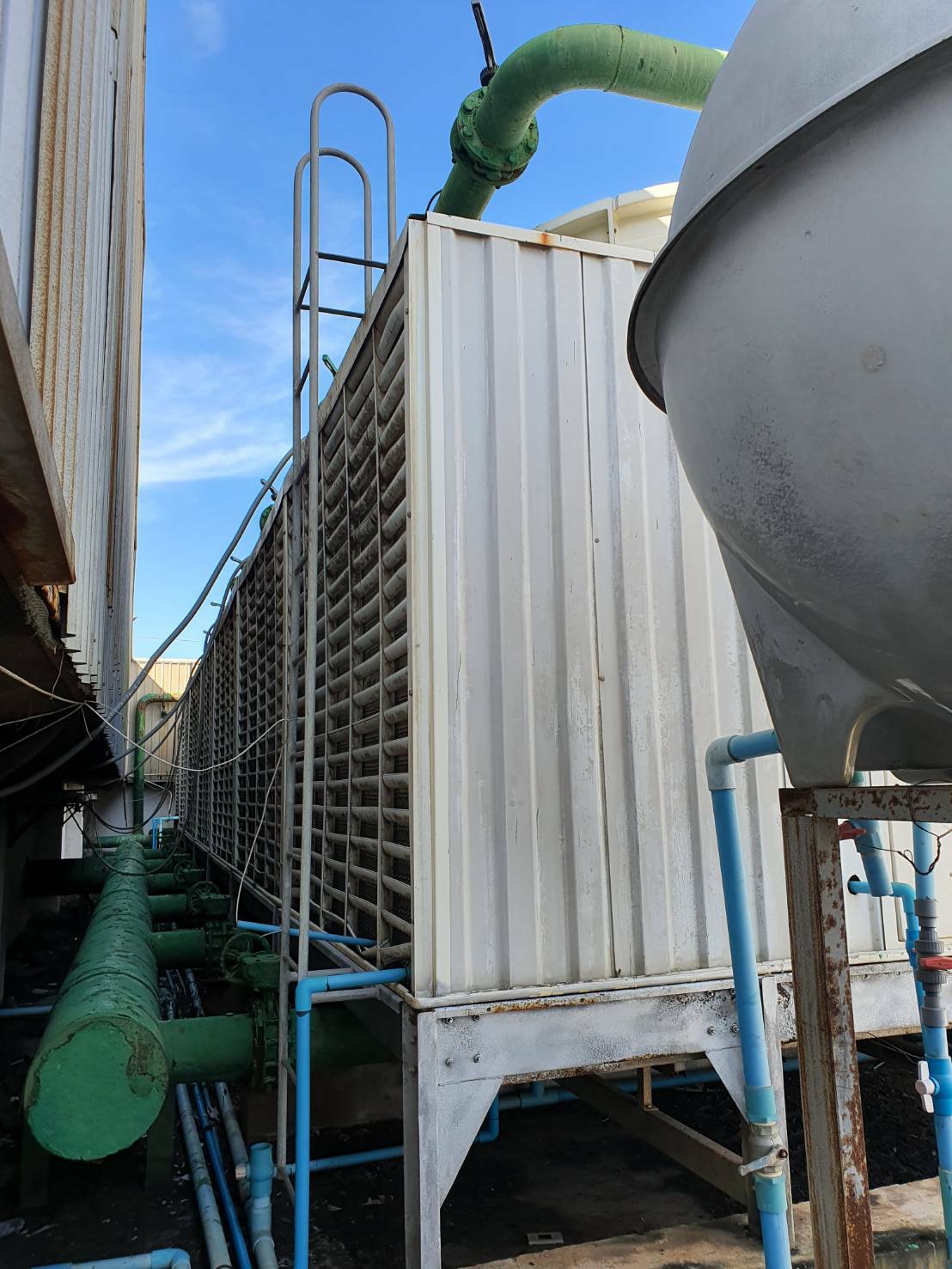 ขายครับ CoolingTower มี1,200ตัน1ชุด มี400ตัน1ชุด ราคารวม400000บาทครับ สอบถามได้ครับ หรือโทร 095-5560