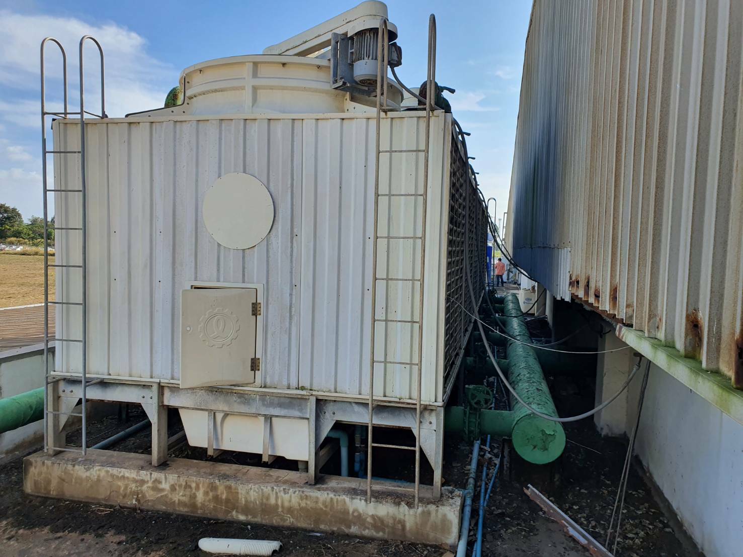 ขายครับ CoolingTower มี1,200ตัน1ชุด มี400ตัน1ชุด ราคารวม400000บาทครับ สอบถามได้ครับ หรือโทร 095-5560