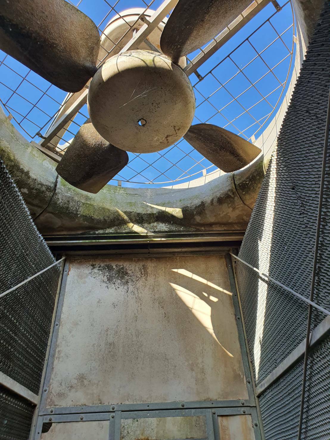 ขายครับ CoolingTower มี1,200ตัน1ชุด มี400ตัน1ชุด ราคารวม400000บาทครับ สอบถามได้ครับ หรือโทร 095-5560