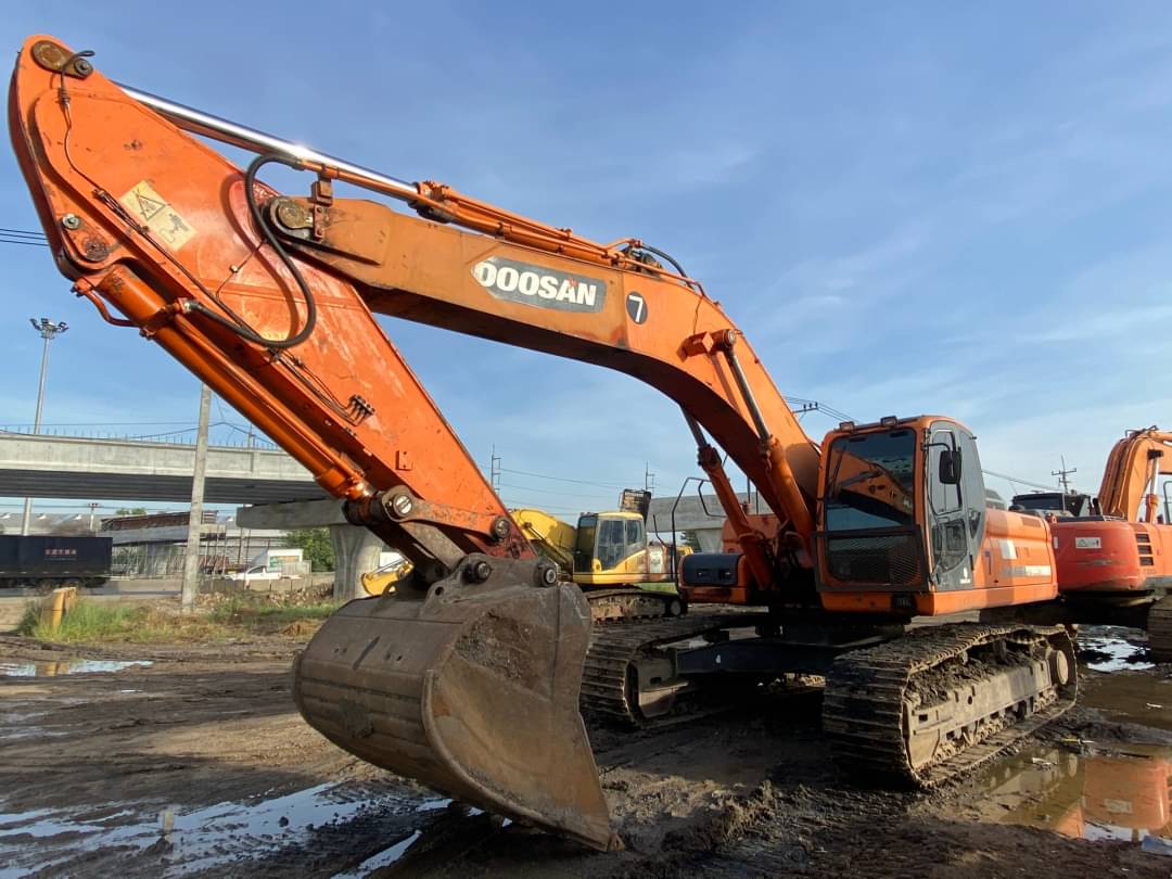 ขาย 1,390,000 DOOSAN DX340LC เครื่องดี ปั๊มแรง เอวแน่น ไฟฟ้าครบ ช่วงล่างสวย รถสวยพร้อมใช้งาน เอกสารใบแจ้งจำหน่าย รถอยู่ ปทูมธานี สามโคก 090-772-3710 090-772-3708