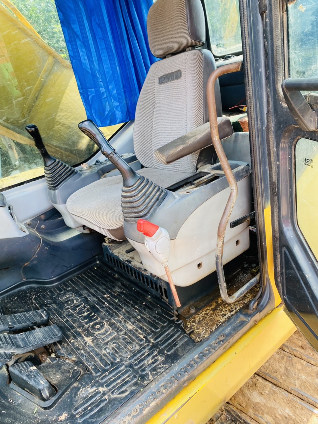 ขาย 895,000 KOMATSU เล่มทะเบียน ไฟฟ้าครบ เครื่องดี ปั้มแรง เอวมีขยับนิดๆ ช่วงล่างแน่น รถพร้อมใช้งาน เล่มพร้อมโอน รถอยู่ ยะโสธร 090-772-3710 090-772-3708