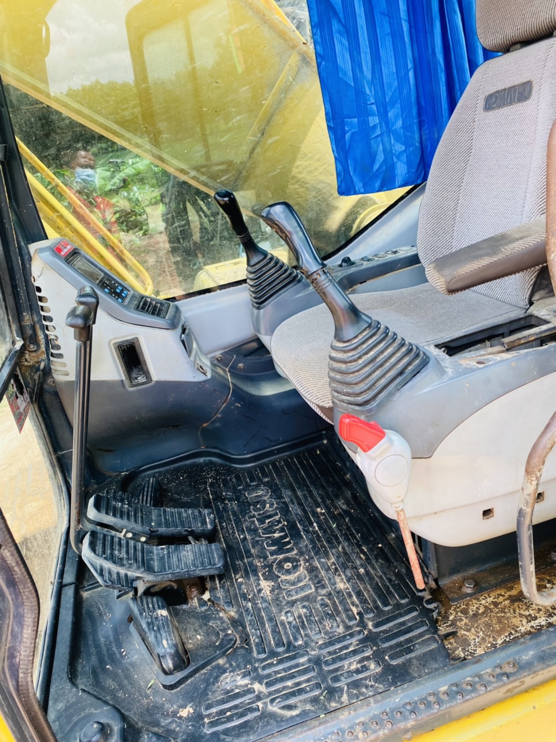 ขาย 895,000 KOMATSU เล่มทะเบียน ไฟฟ้าครบ เครื่องดี ปั้มแรง เอวมีขยับนิดๆ ช่วงล่างแน่น รถพร้อมใช้งาน เล่มพร้อมโอน รถอยู่ ยะโสธร 090-772-3710 090-772-3708