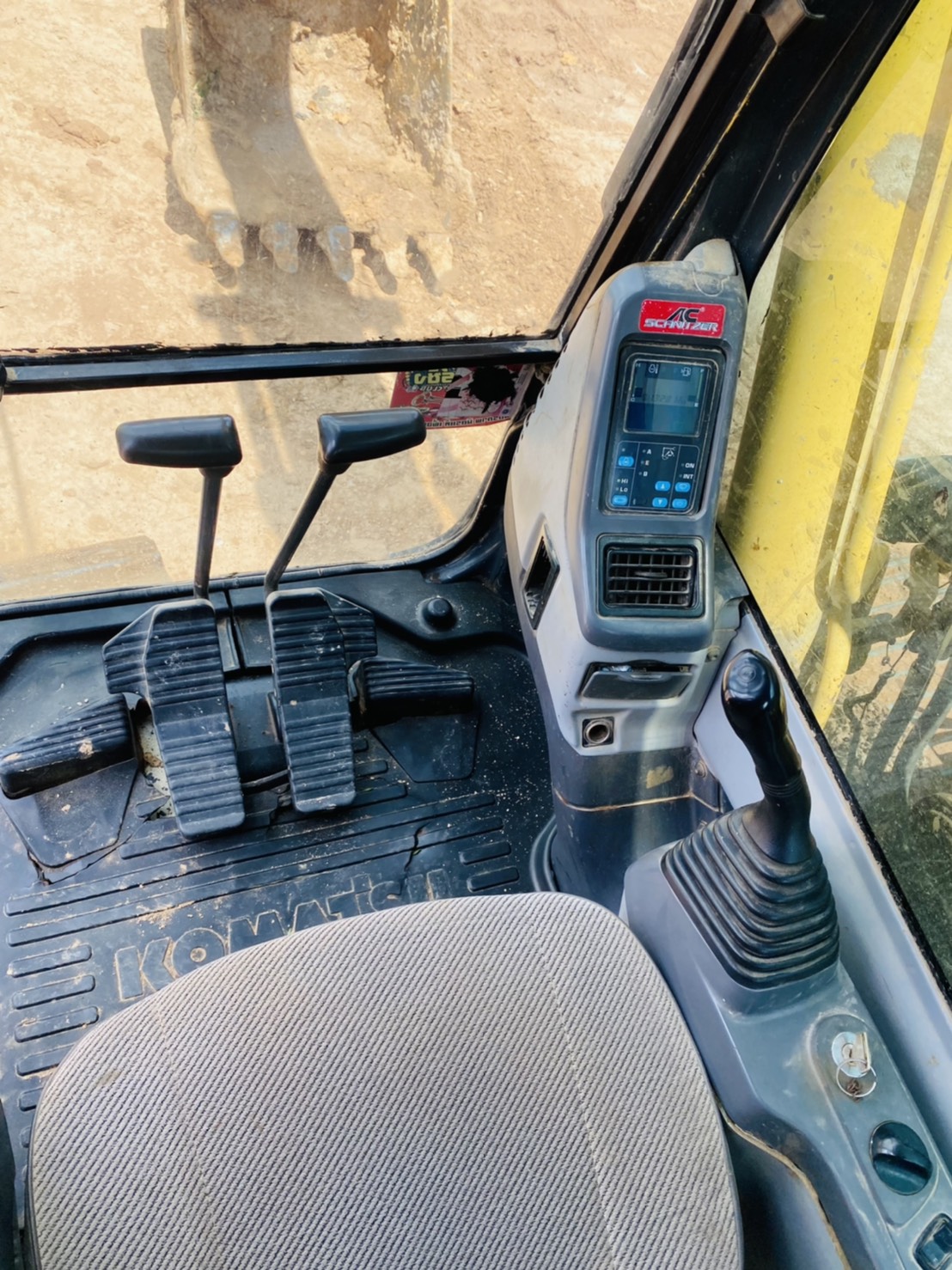 ขาย 895,000 KOMATSU เล่มทะเบียน ไฟฟ้าครบ เครื่องดี ปั้มแรง เอวมีขยับนิดๆ ช่วงล่างแน่น รถพร้อมใช้งาน เล่มพร้อมโอน รถอยู่ ยะโสธร 090-772-3710 090-772-3708