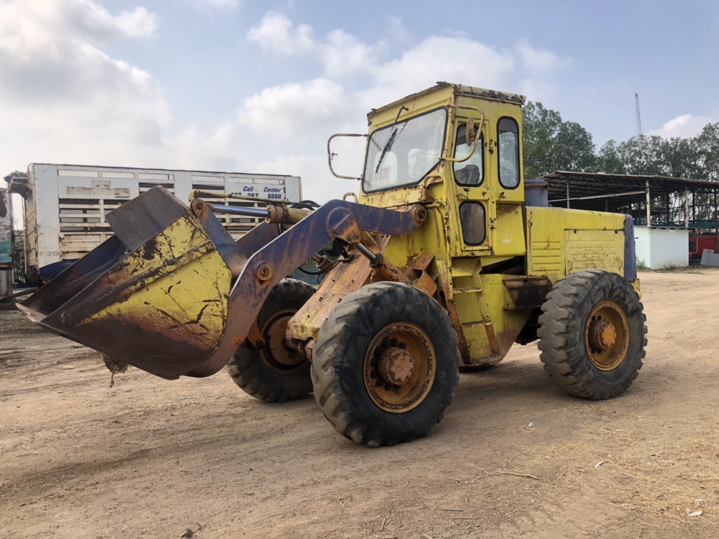 ขาย 295,000 รถตักล้อยาง KOMATSU JH 63 B ดิสเบรค เอวอ่อน สภาพเก่านอก รถพร้อมใช้ รถอยู่ ปทุมธานี สามโคก  090-772-3710 090-772-3708
